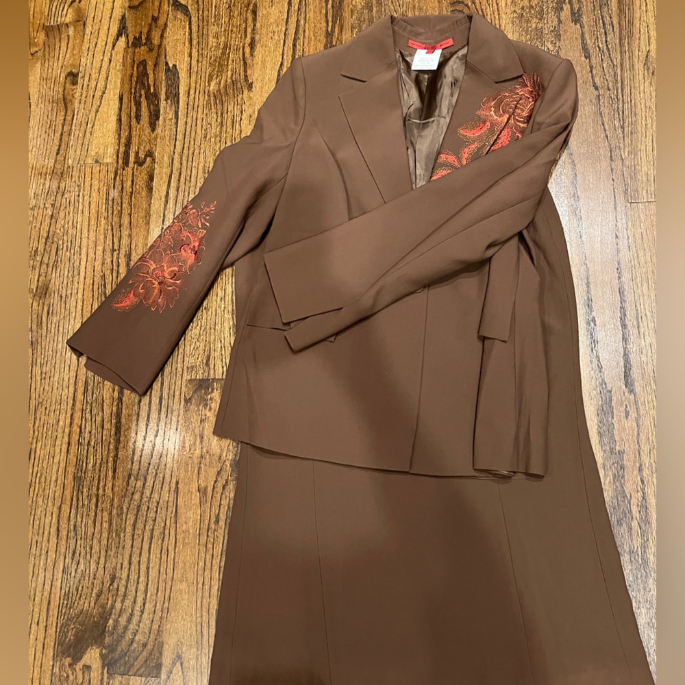 Gianfranco Ferré Brown Skirt Suit with Red Embroidered Accents - Picture 3 of 8